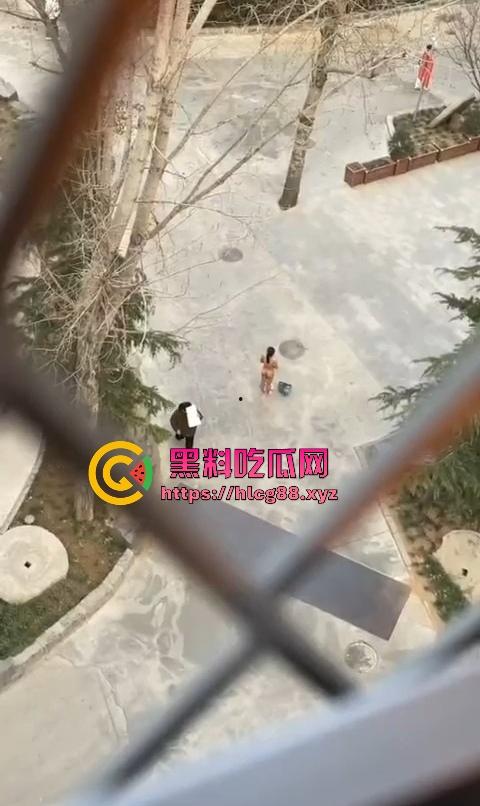 河北美院骚娘们裸奔操场追男生亮瞎狗眼,奶头甩风逼毛飘街,艺术婊感情崩盘就玩人体艺术,天下无人敌!-10