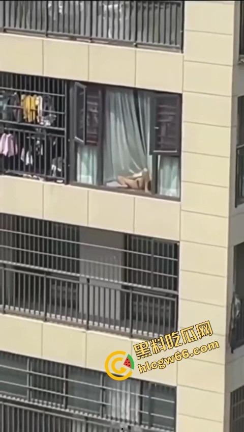 集美逆天操作,阳台晒鲍鱼不拉窗帘,白天晒鲍鱼,晚上老公就地现吃,主打一个鲜嫩刺激!-3