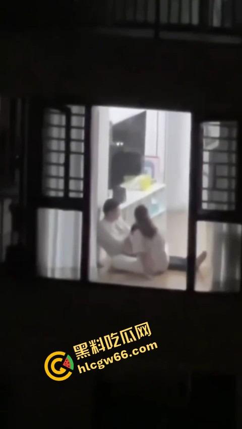 集美逆天操作,阳台晒鲍鱼不拉窗帘,白天晒鲍鱼,晚上老公就地现吃,主打一个鲜嫩刺激!-7