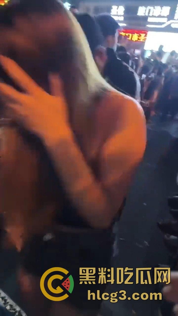 8.15海口抓嫖事件:爱赌的爸、生病的妈、上学的弟,破碎的她还有谁能帮?该管的不管,该抓的不抓!-8