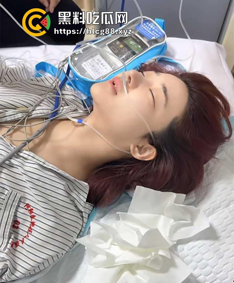 抖音500万粉丝网红【千一】因滑雪练习16米跳台出意外 口吐鲜血 双腿粉碎性骨折!-12