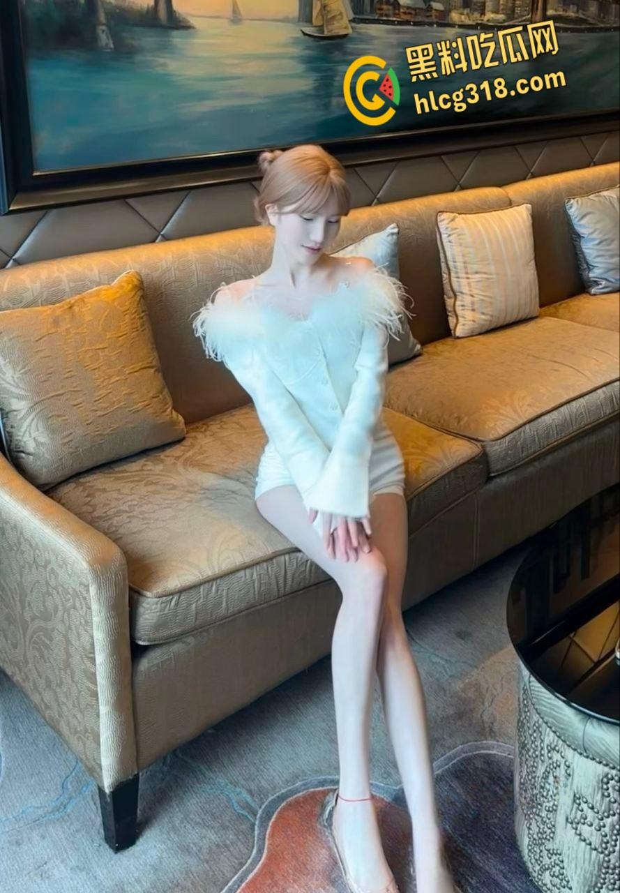 快手网红【米团不熬夜】开播放言,大哥刷一个火箭就给看水晶假屌,极品白虎逼简直是视觉盛宴!-2