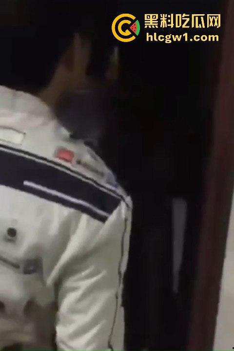 男子带兄弟上门捉奸,一群人踹门而入狂揍情夫,捉奸现场惨到小三男的直接哭出声!-5