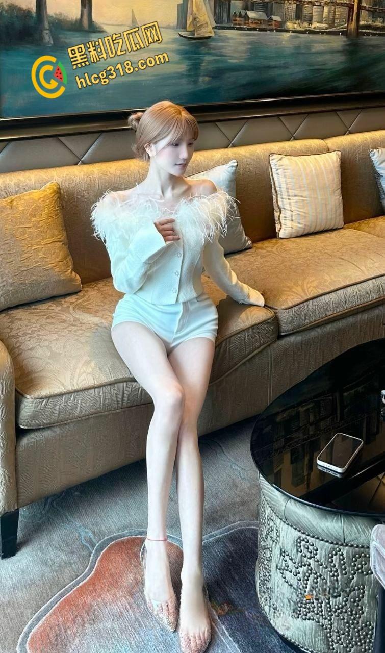 快手网红【米团不熬夜】开播放言,大哥刷一个火箭就给看水晶假屌,极品白虎逼简直是视觉盛宴!-3