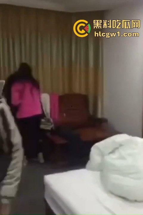 男子带兄弟上门捉奸,一群人踹门而入狂揍情夫,捉奸现场惨到小三男的直接哭出声!-10