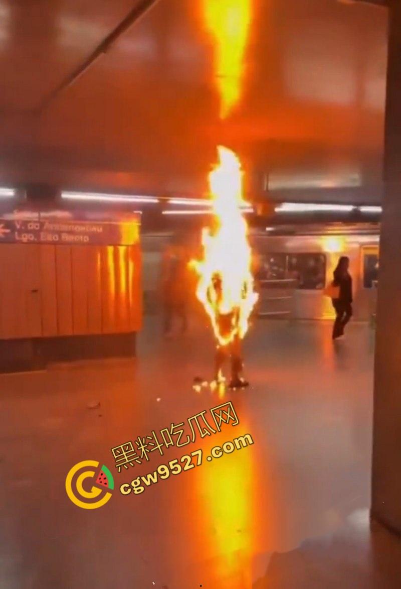 海外大瓜!惊悚画面曝光!巴西男子圣保罗地铁站瞬间自燃,身浇汽油与烈火共舞-1
