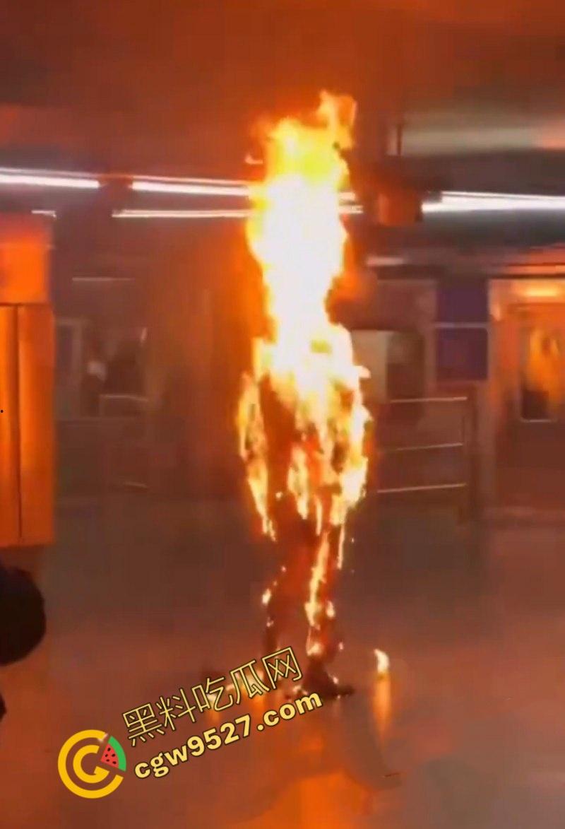 海外大瓜!惊悚画面曝光!巴西男子圣保罗地铁站瞬间自燃,身浇汽油与烈火共舞-5