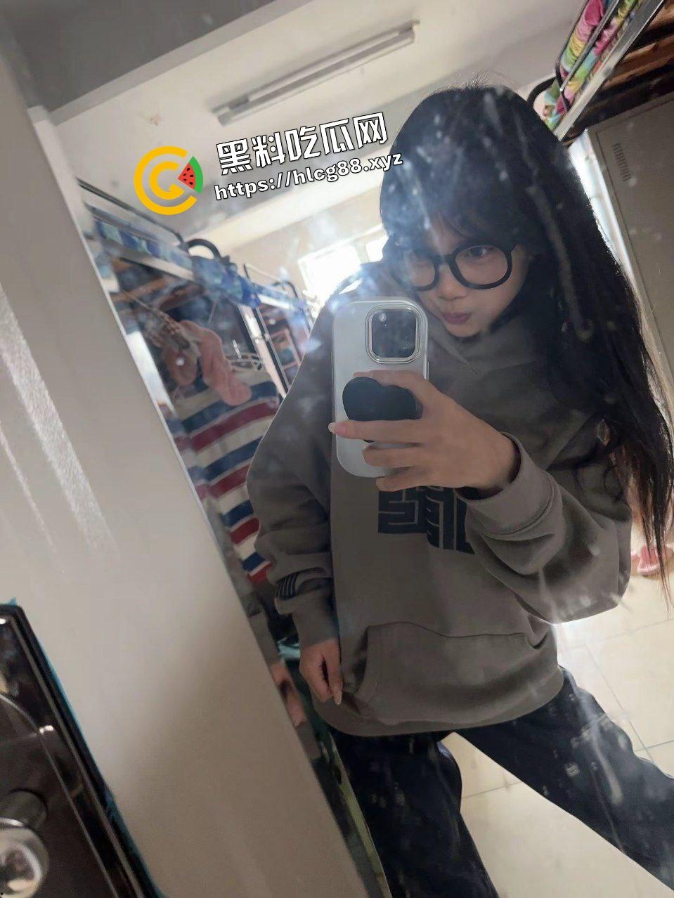 福建艺术职业反差学生骚货【徐雅】带着刚破处的闺蜜酒店约炮大哥,双飞4P全裸肉体碰撞!-2