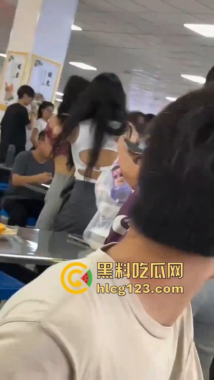 长沙大学食堂撕逼大戏!学姐内衣都被扯了,旁边人继续低头吃饭真心稳!-1