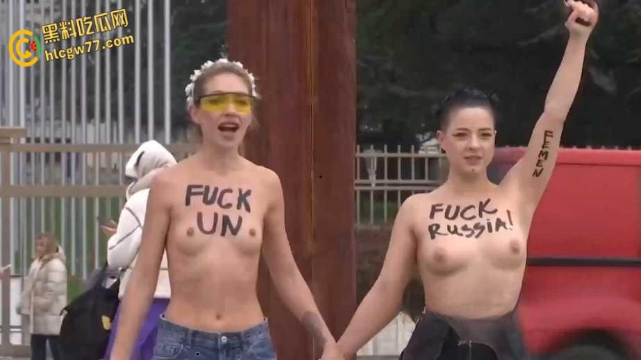 活动人士在联合国日内瓦办事处前举行反俄集会,裸女现身手持电据损坏纪念碑!-1