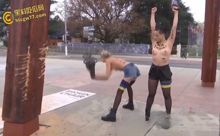 活动人士在联合国日内瓦办事处前举行反俄集会,裸女现身手持电据损坏纪念碑!-3