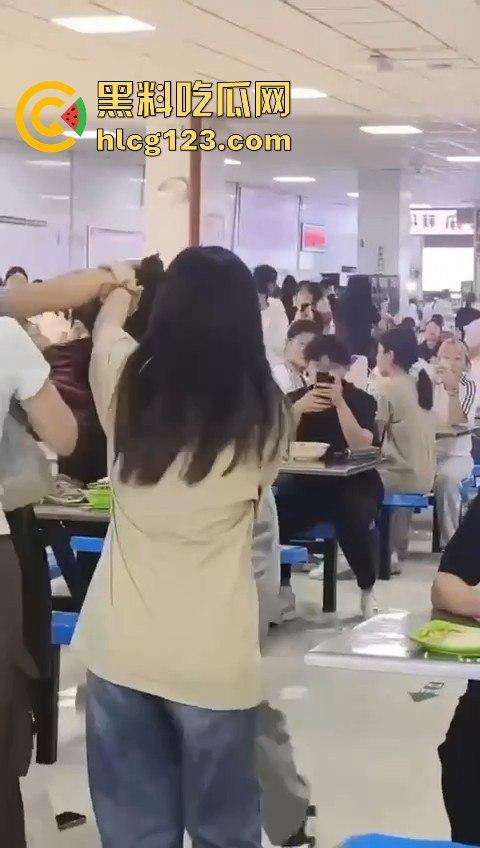 长沙大学食堂撕逼大戏!学姐内衣都被扯了,旁边人继续低头吃饭真心稳!-6