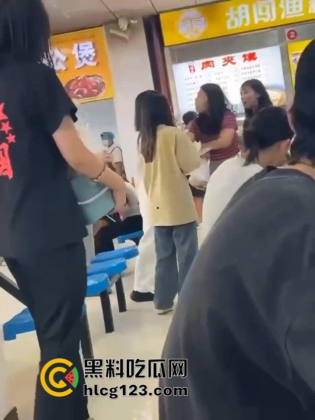 长沙大学食堂撕逼大戏!学姐内衣都被扯了,旁边人继续低头吃饭真心稳!-7