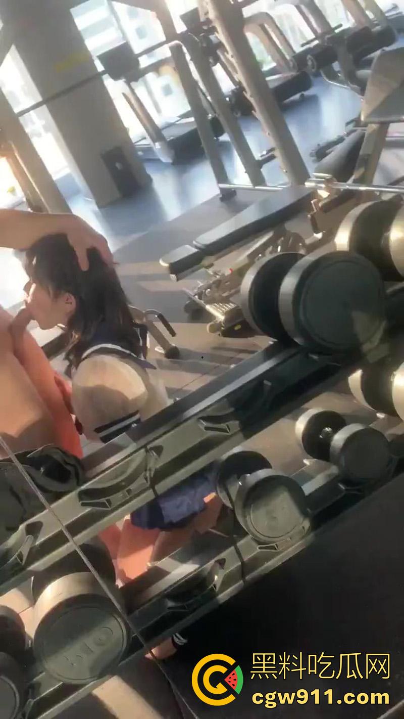 扬州健身房老板惊爆大瓜,趁老婆坐月子,跟女会员搞一起,跪地吃鸡狂插翘臀,还拍下视频被其老公发现曝光!-2