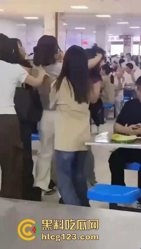 长沙大学食堂撕逼大戏!学姐内衣都被扯了,旁边人继续低头吃饭真心稳!-8