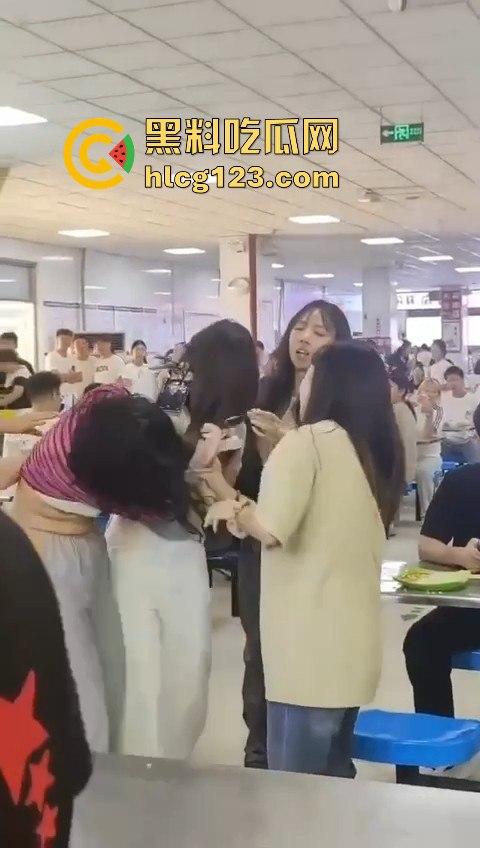 长沙大学食堂撕逼大戏!学姐内衣都被扯了,旁边人继续低头吃饭真心稳!-9