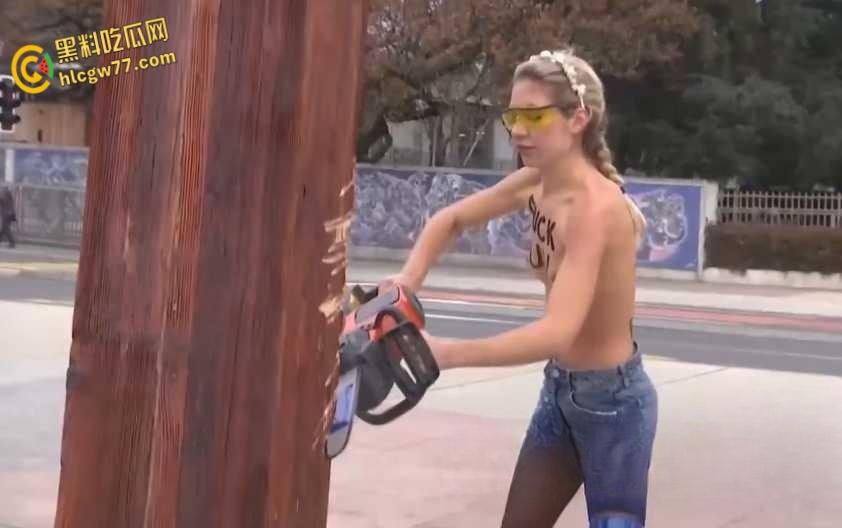 活动人士在联合国日内瓦办事处前举行反俄集会,裸女现身手持电据损坏纪念碑!-7