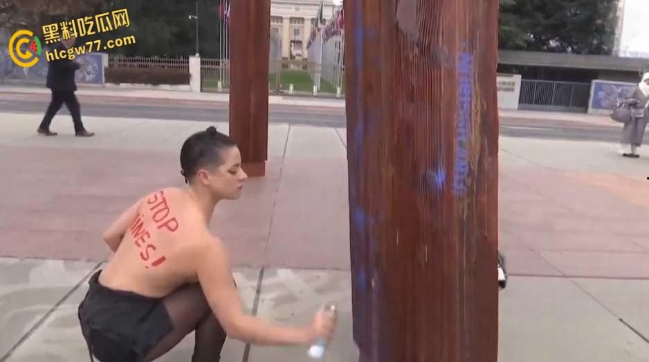 活动人士在联合国日内瓦办事处前举行反俄集会,裸女现身手持电据损坏纪念碑!-8