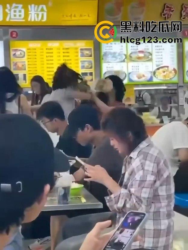 长沙大学食堂撕逼大戏!学姐内衣都被扯了,旁边人继续低头吃饭真心稳!-11