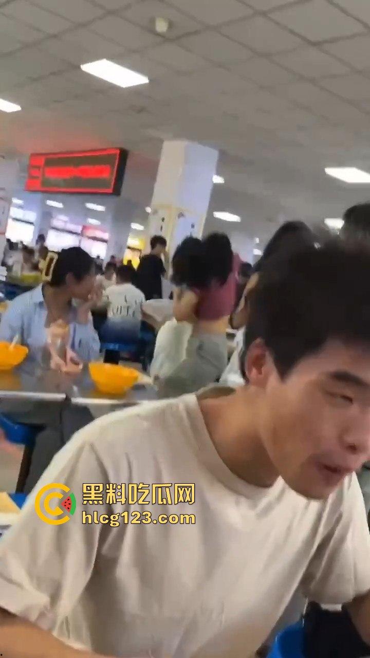长沙大学食堂撕逼大戏!学姐内衣都被扯了,旁边人继续低头吃饭真心稳!-12