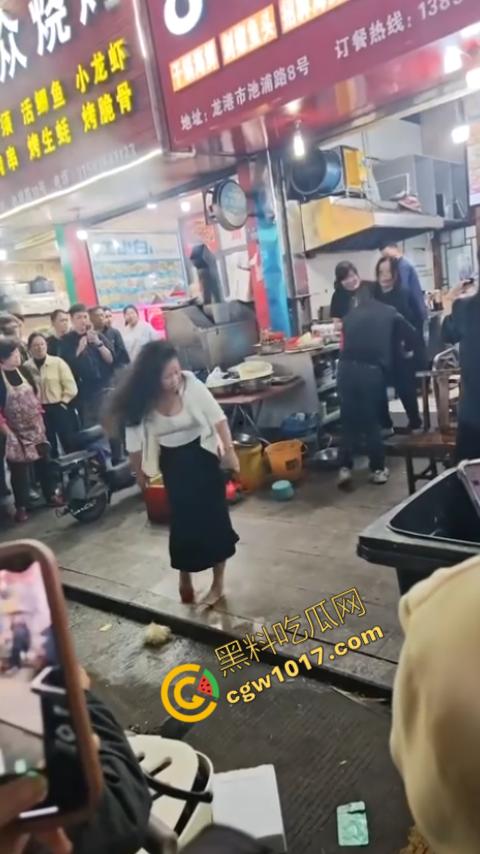 热闹龙港夜市:原配大战小三,血雨腥风惊百客围观!温州最疯狂烧烤摊街头对决,拳风猛烈,头发乱飞,争风吃醋,看个痛快!-8