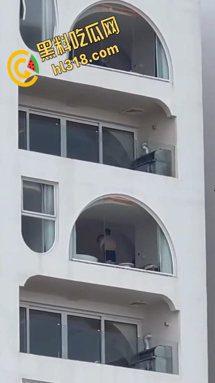 有钱人真会玩,打炮都不拉窗帘的,白嫩身材趴在玻璃后入,双月湾的风景真不错啊 !-6