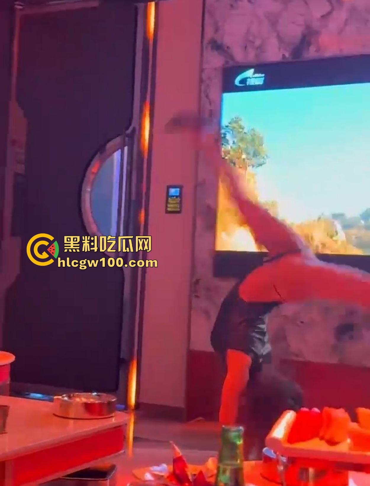 KTV现在都这么高端得吗 边唱歌边喝酒边看兔女郎陪酒女在包厢内扭腰跳骚舞,真是一种享受!-7