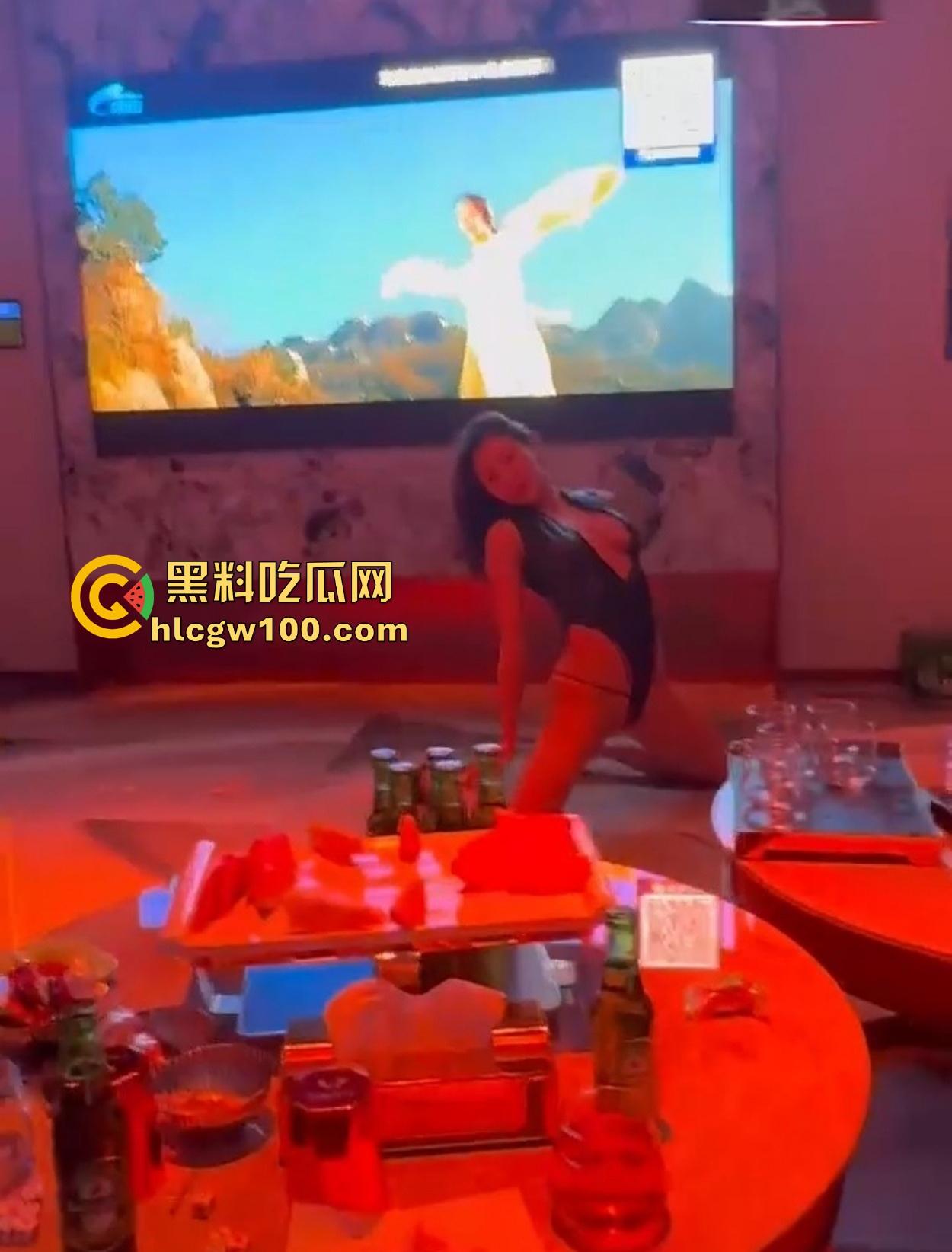 KTV现在都这么高端得吗 边唱歌边喝酒边看兔女郎陪酒女在包厢内扭腰跳骚舞,真是一种享受!-8