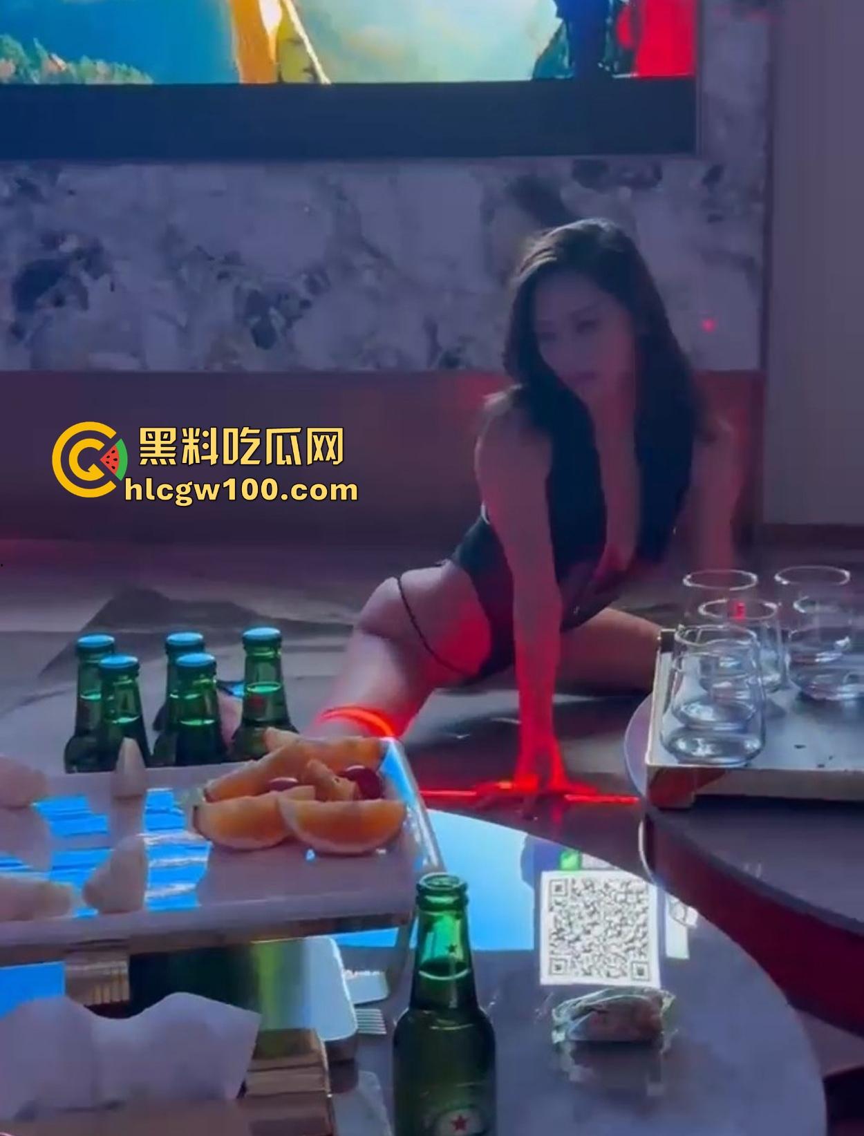 KTV现在都这么高端得吗 边唱歌边喝酒边看兔女郎陪酒女在包厢内扭腰跳骚舞,真是一种享受!-10