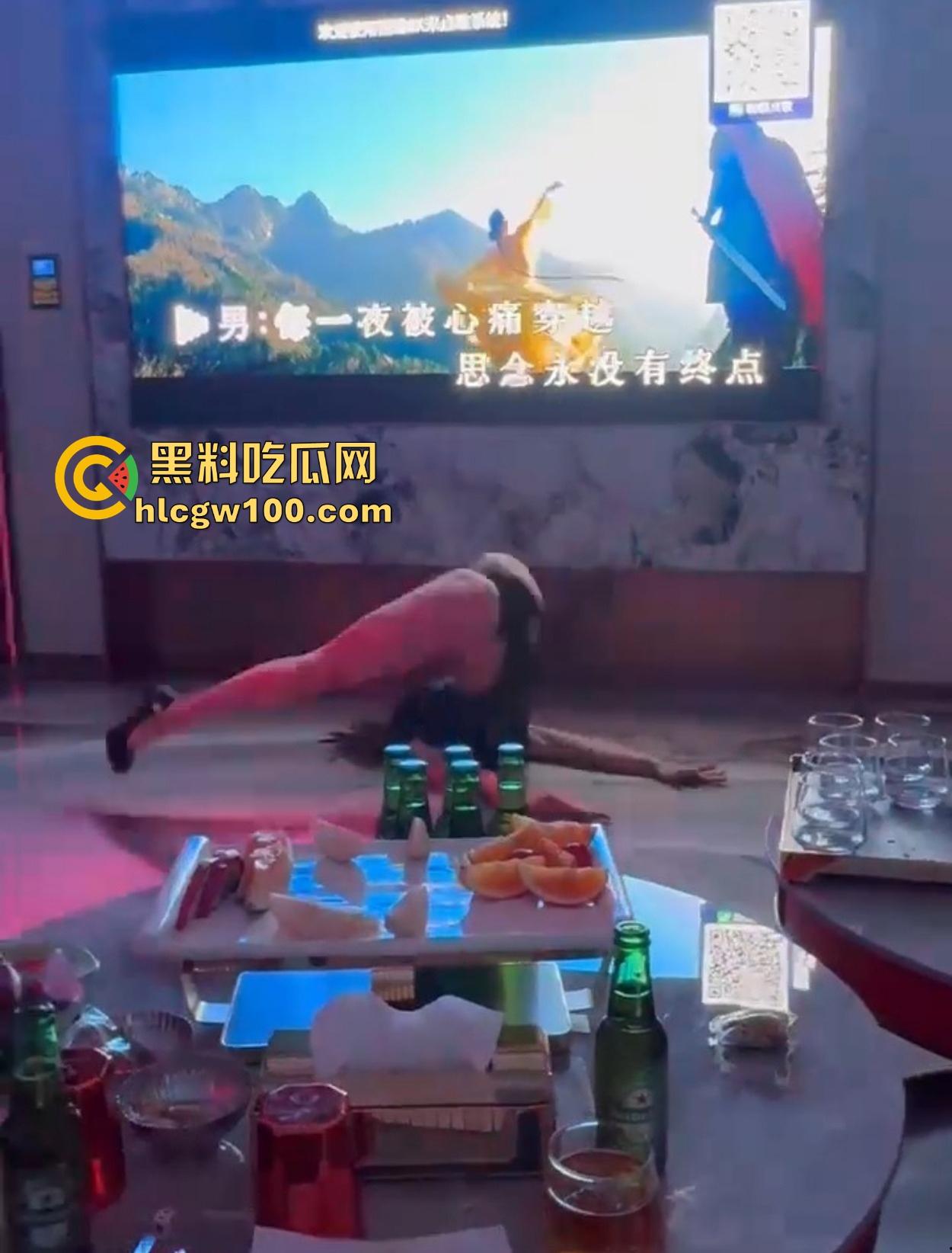 KTV现在都这么高端得吗 边唱歌边喝酒边看兔女郎陪酒女在包厢内扭腰跳骚舞,真是一种享受!-11