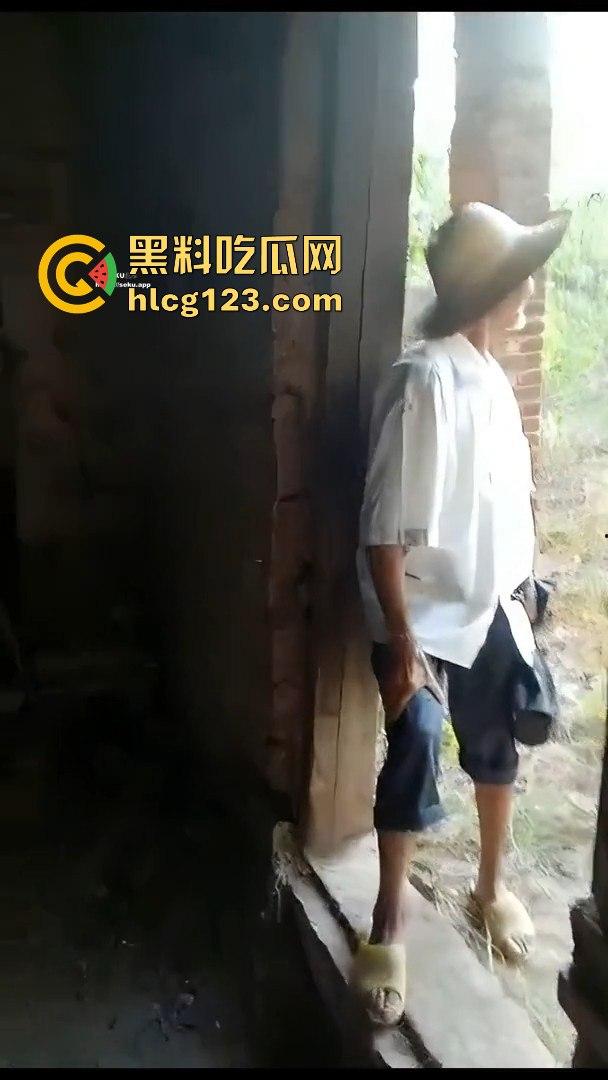 村里来了个黑人,大爷们竟然让痴呆女去陪操!破屋里全程直播,跟看真人重口味A片一样!-6