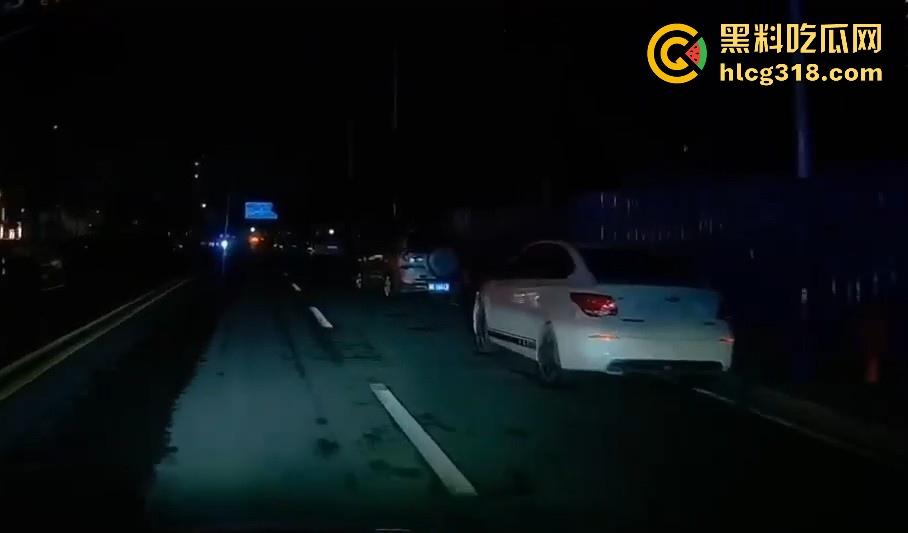 夜晚停车位偶遇户外博主，马路边操逼，灯光移开马上继续，也不知道有没有吓阳痿！-1