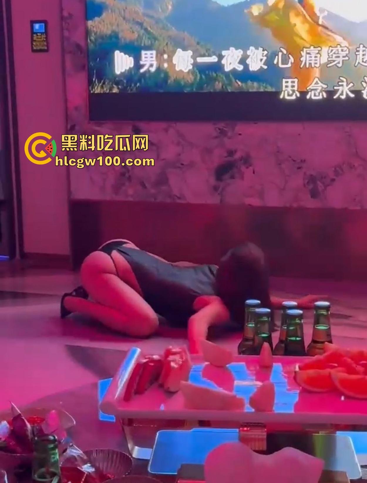 KTV现在都这么高端得吗 边唱歌边喝酒边看兔女郎陪酒女在包厢内扭腰跳骚舞,真是一种享受!-12