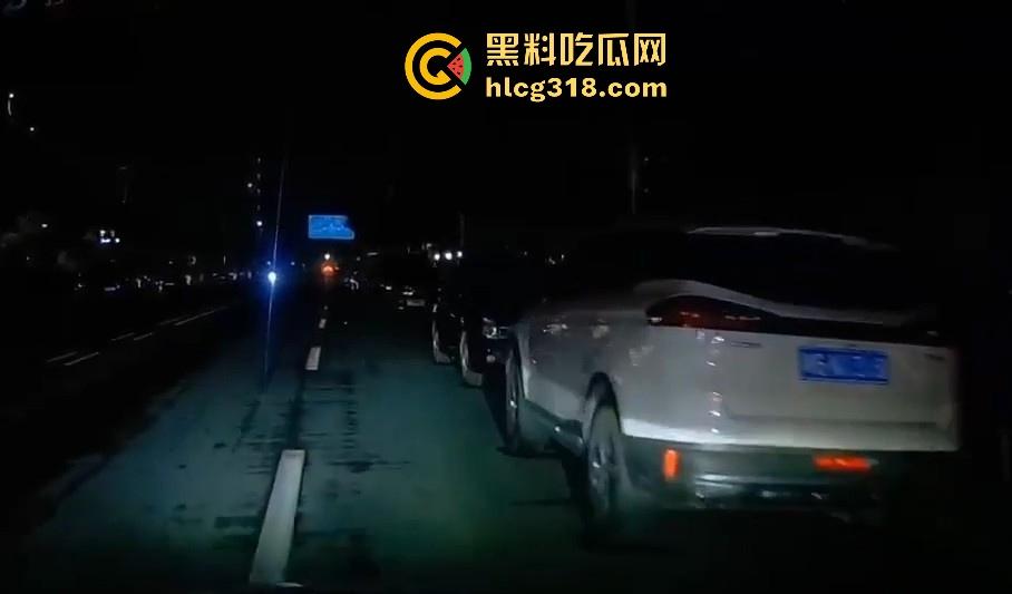 夜晚停车位偶遇户外博主，马路边操逼，灯光移开马上继续，也不知道有没有吓阳痿！-2