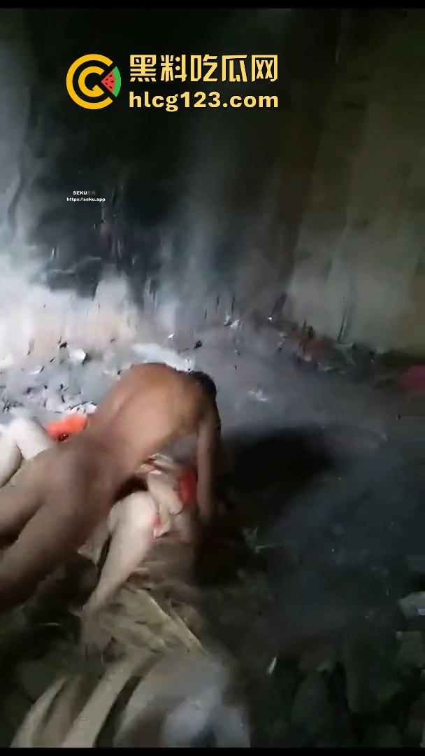 村里来了个黑人,大爷们竟然让痴呆女去陪操!破屋里全程直播,跟看真人重口味A片一样!-11