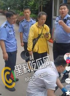 四川达州大竹川师大保安 用铁棍和辣椒水袭击外卖员 现场视频曝光流出!-1