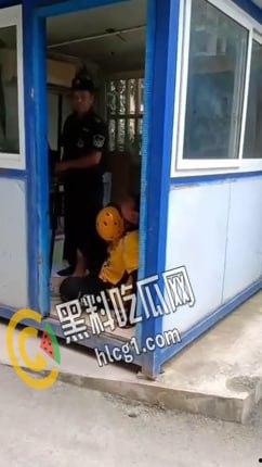 四川达州大竹川师大保安 用铁棍和辣椒水袭击外卖员 现场视频曝光流出!-2