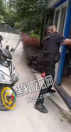 四川达州大竹川师大保安 用铁棍和辣椒水袭击外卖员 现场视频曝光流出!-4