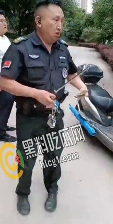 四川达州大竹川师大保安 用铁棍和辣椒水袭击外卖员 现场视频曝光流出!-5