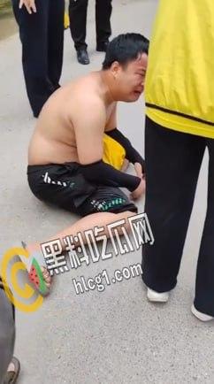 四川达州大竹川师大保安 用铁棍和辣椒水袭击外卖员 现场视频曝光流出!-6