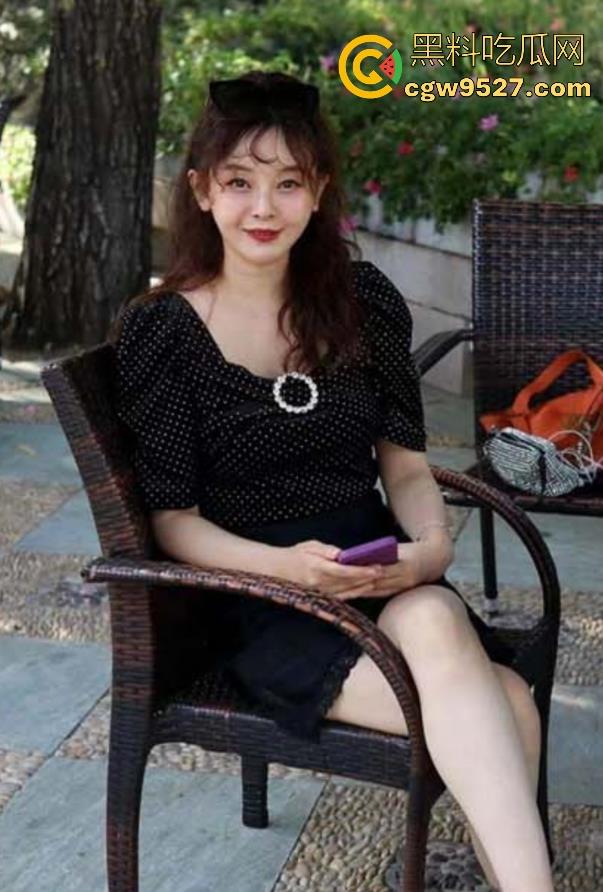 约炮巨反差丰满熟女李老师,背着她老公出来让我插,无套猛打桩,多次潮喷狠狠的喂饱这人妻母狗!-1