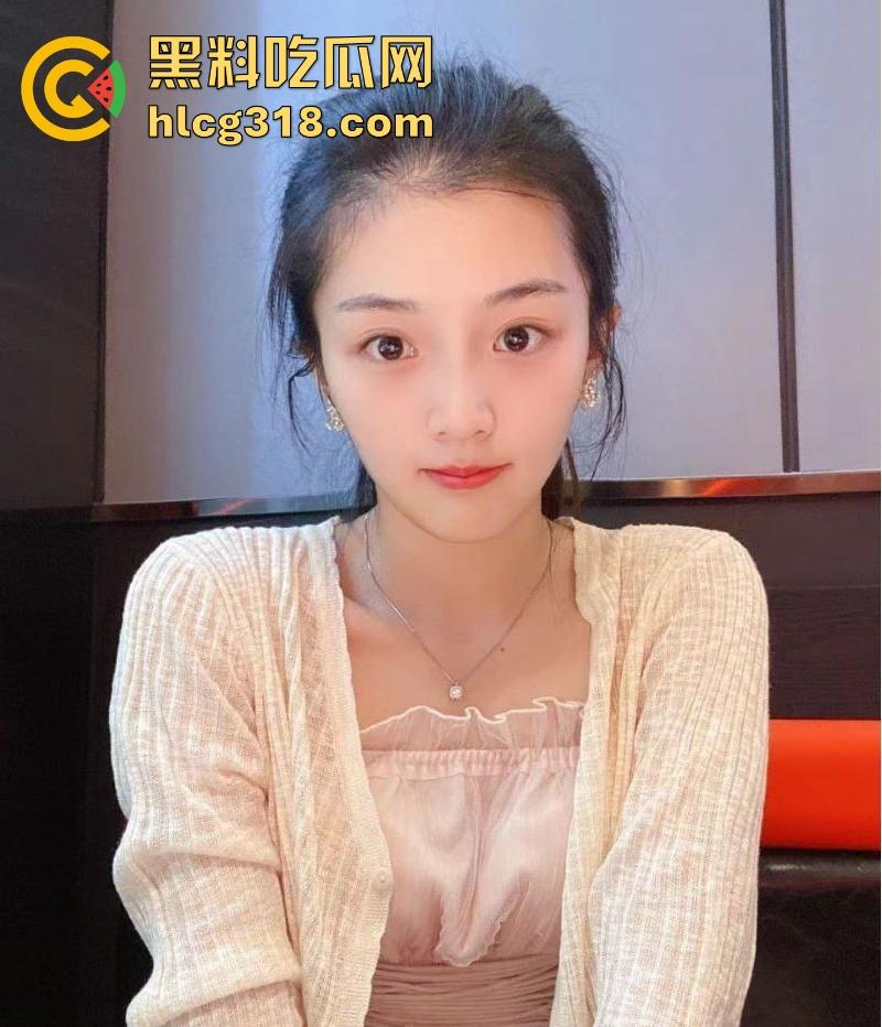 广西职业学院学生妹【薛雯雯】给男友私拍福利流出,清纯反差露脸口交,娇嫩身躯淫荡自慰,反差十足。-5