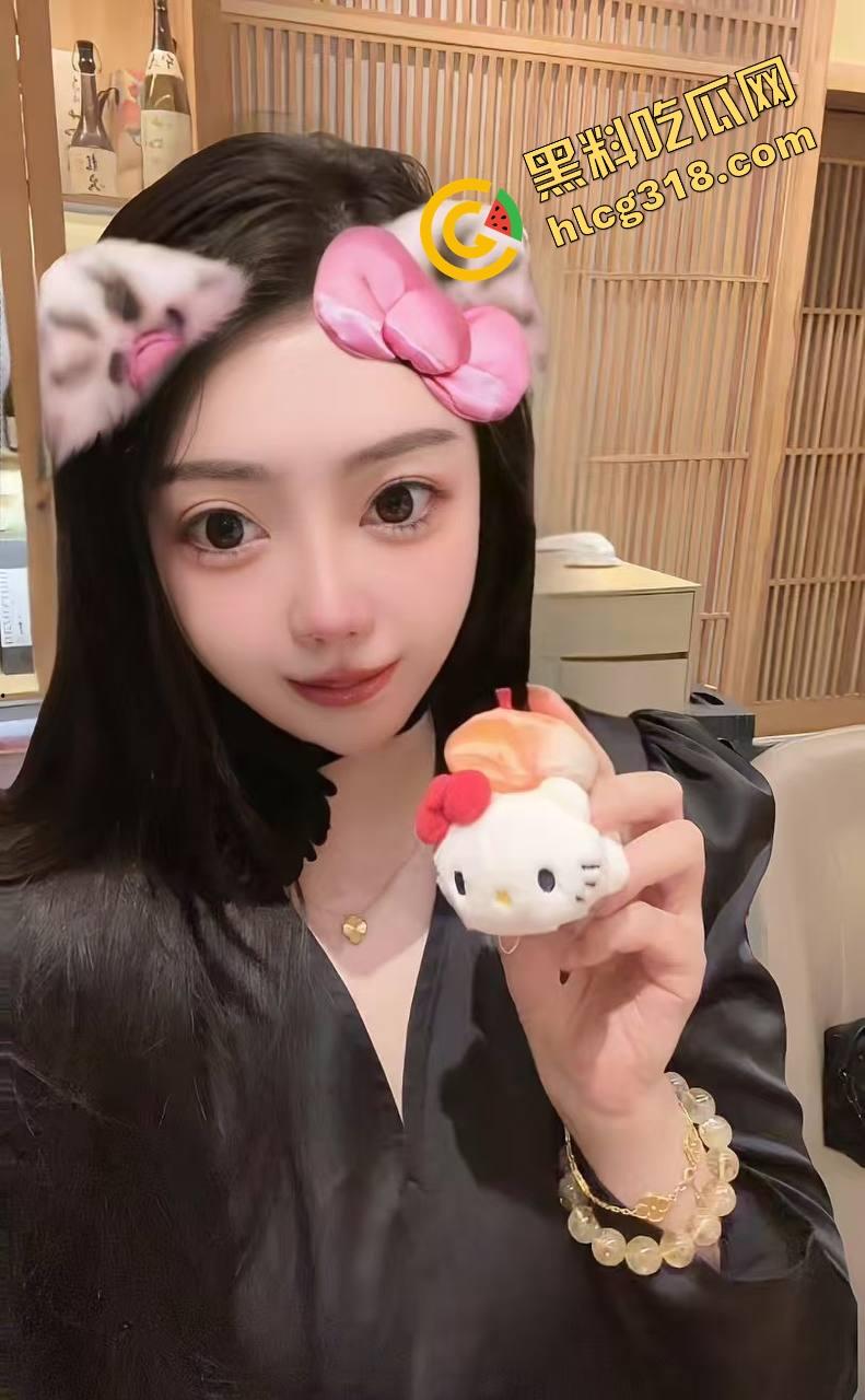 谁说00后嫩?在上海大神手里照样被操得趴桌子喊爹,戳到最后手机都拿不稳,这叫操不是爱-5