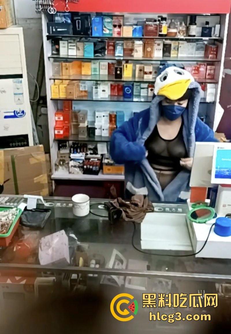 晚风吹人醒 风骚杂货店老板娘【肥姐】透明装诱惑男顾客勾引进小屋性爱啪啪!-3