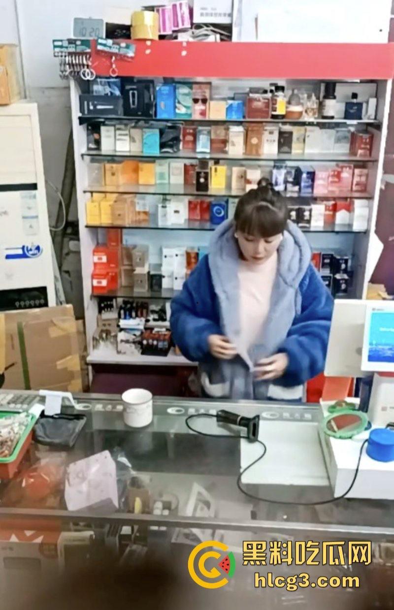 晚风吹人醒 风骚杂货店老板娘【肥姐】透明装诱惑男顾客勾引进小屋性爱啪啪!-6