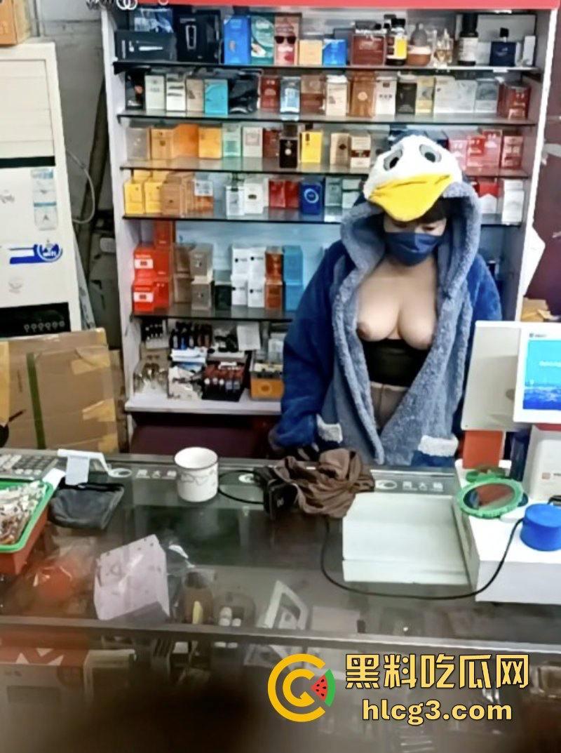 晚风吹人醒 风骚杂货店老板娘【肥姐】透明装诱惑男顾客勾引进小屋性爱啪啪!-10