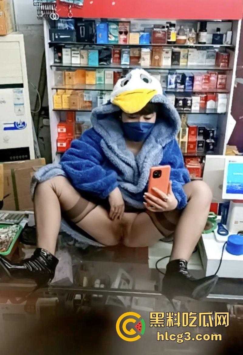 晚风吹人醒 风骚杂货店老板娘【肥姐】透明装诱惑男顾客勾引进小屋性爱啪啪!-13