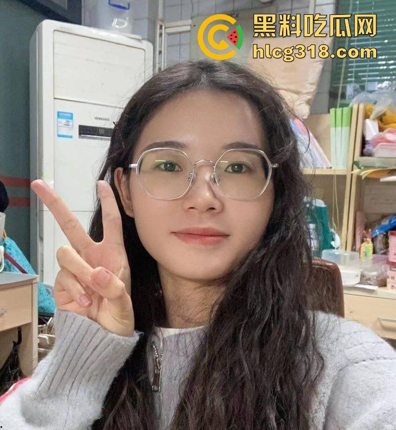 贵州师范大学【刘萩苓】男友调教视频流出!顶级反差尤物,情趣装口交诱惑,胯下抱头猛操樱桃小嘴!-3