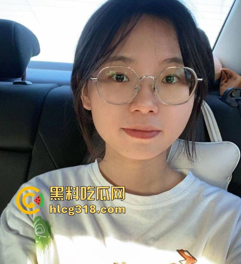 贵州师范大学【刘萩苓】男友调教视频流出!顶级反差尤物,情趣装口交诱惑,胯下抱头猛操樱桃小嘴!-5