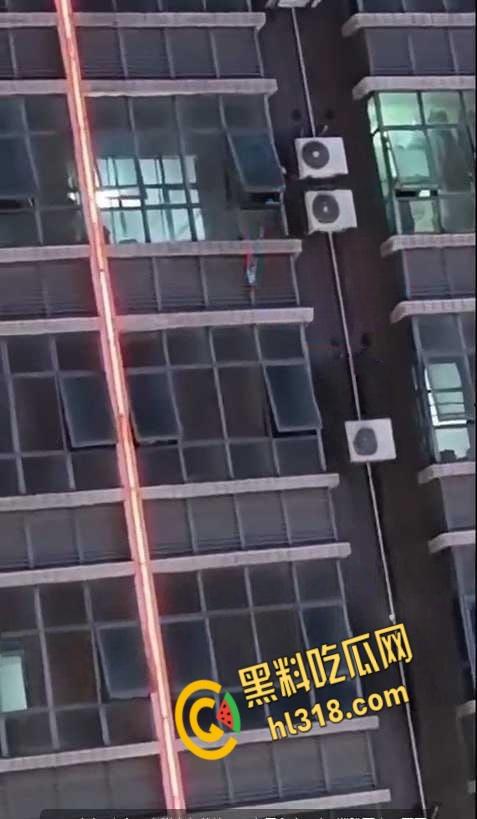 广东惠州惠东黄埠,一女子不明原因悬于窗外,不断摆脱窗户里的施救,从六楼坠落凶多极少 !-1